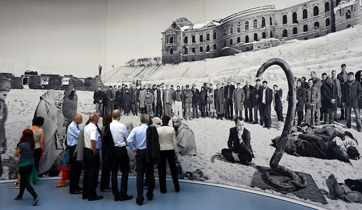 Wandteppich (17 x 5 m) von Goshka Macuga, davor eine dTOURS-Gruppe