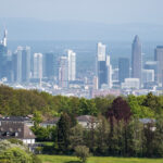 Frankfurts Skyline im Nachmittagsdunst